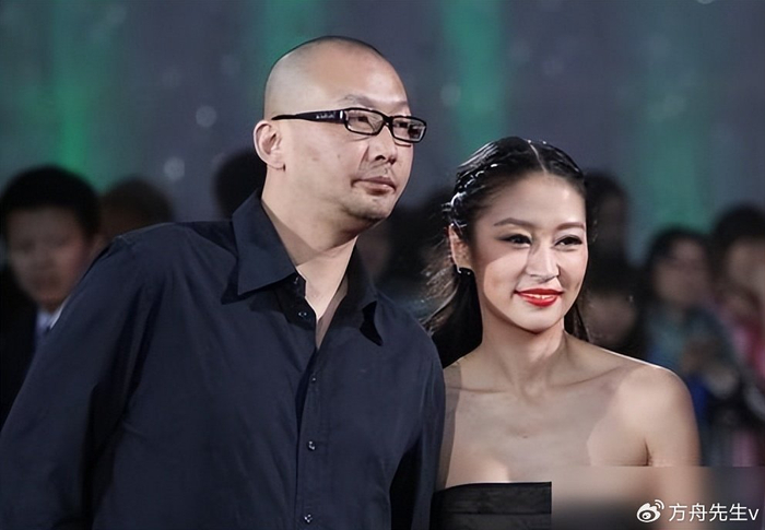 管虎梁静风波后合体现身机场牵手同行恩爱如初打脸离婚谣言