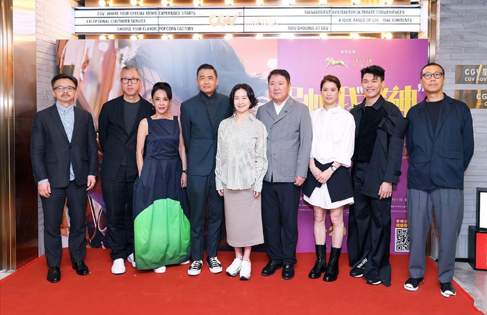 何超琼与周润发再次同框头发乌黑锃亮两人曾为陈百强抬棺扶灵