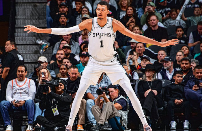 文班亚马砍19分13板8帽马刺遭大逆转8连败西部垫底罗斯9分