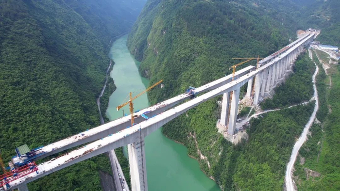 渝湘复线高速公路黄草乌江特大桥全桥合龙