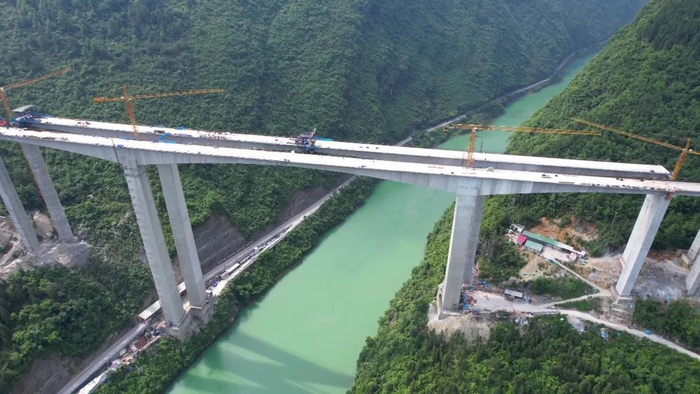 乌江峡谷出"蛟龙"!渝湘复线高速公路黄草乌江特大桥全桥合龙