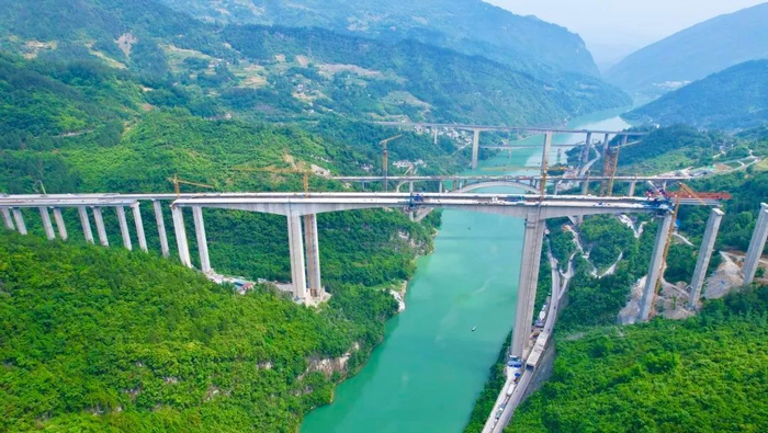 渝湘复线高速公路黄草乌江特大桥全桥合龙