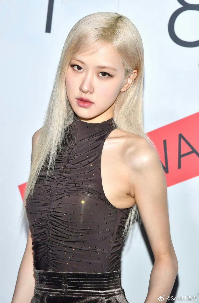 ros07朴彩英 rimowa活动造型 感受下这薄到不行的"手办"身材