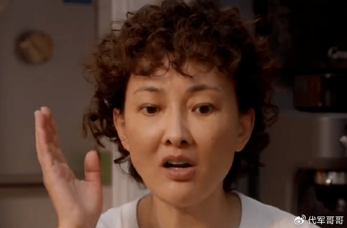 50岁的牛莉,终于为自己的"整容"付出了代价