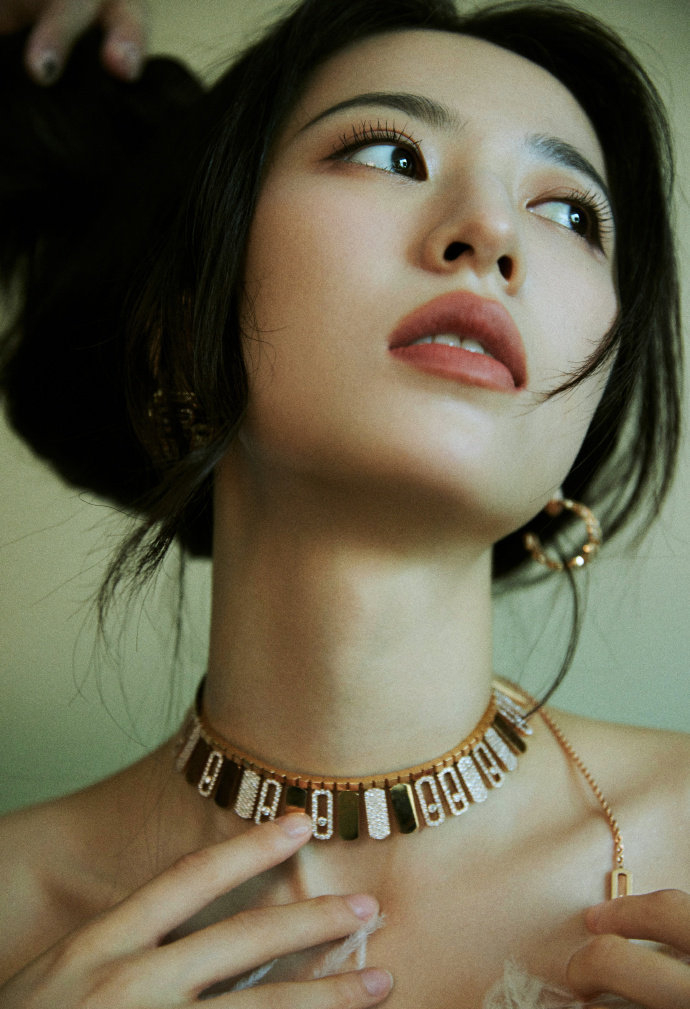 周雨彤羽毛抹胸造型简直不要太爱啦!