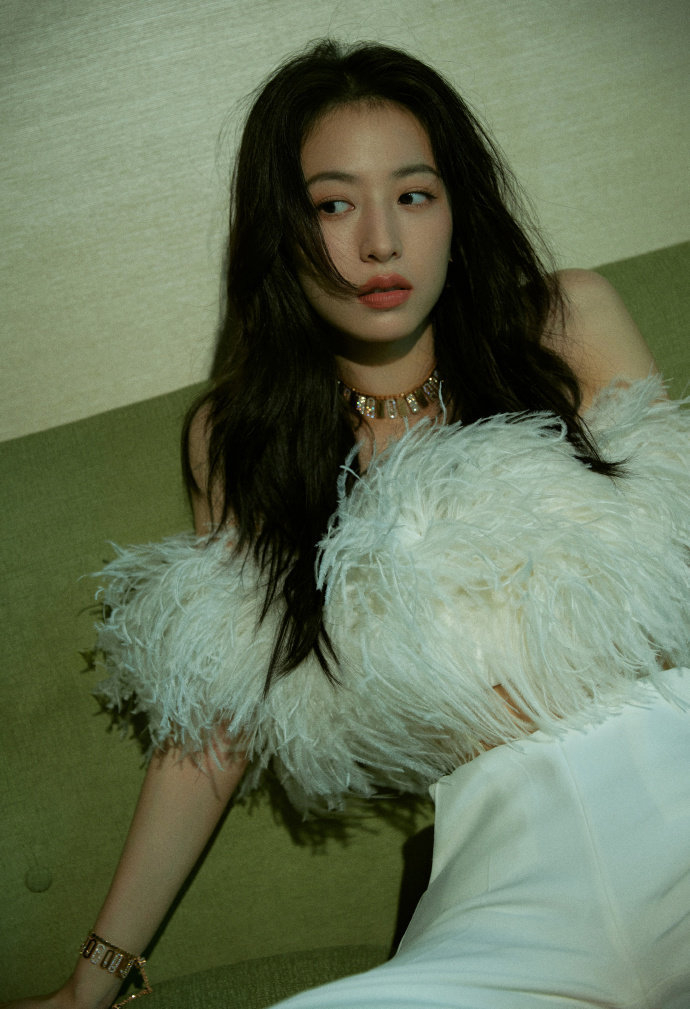 周雨彤羽毛抹胸造型简直不要太爱啦