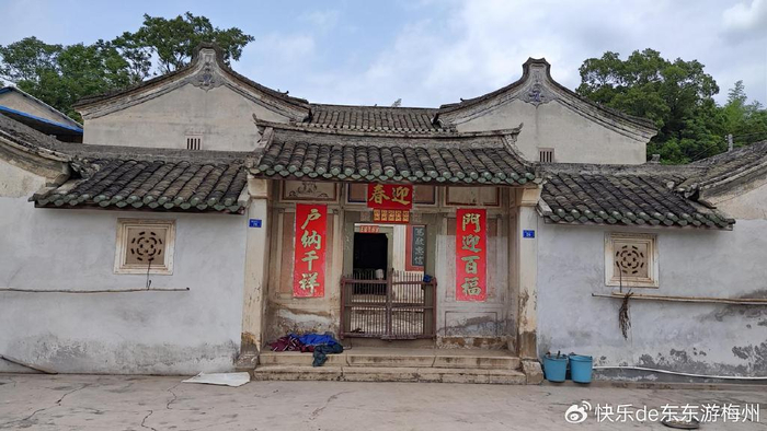 梅州古民居内发现四幅山水画类似唐伯虎作品好像是刘海粟所画
