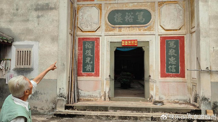 梅州古民居内发现四幅山水画类似唐伯虎作品好像是刘海粟所画