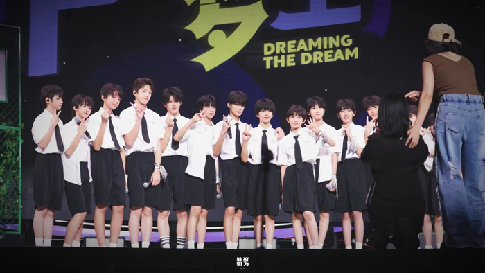 tf家族四代站姐愚人节团建tfboys时代少年团tf三代四代大合照