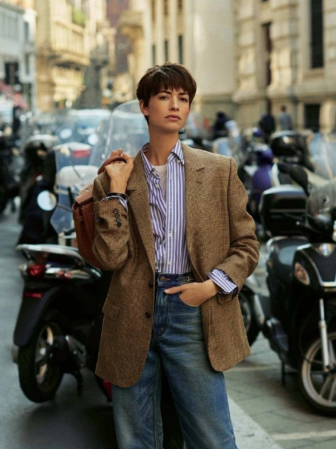 时尚街拍职场女性帅气街拍西装配大衣利落又简洁