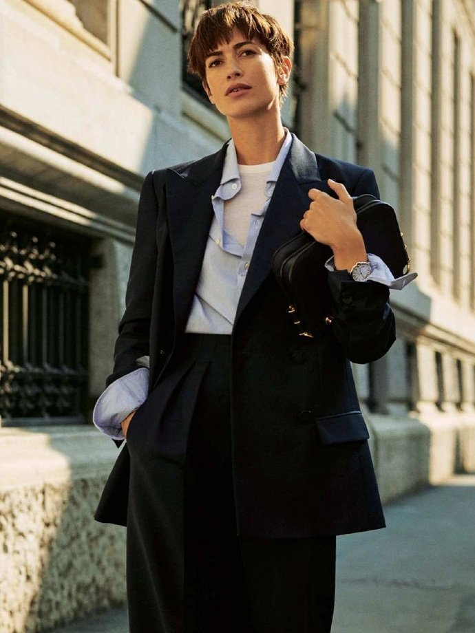 时尚街拍职场女性帅气街拍西装配大衣利落又简洁