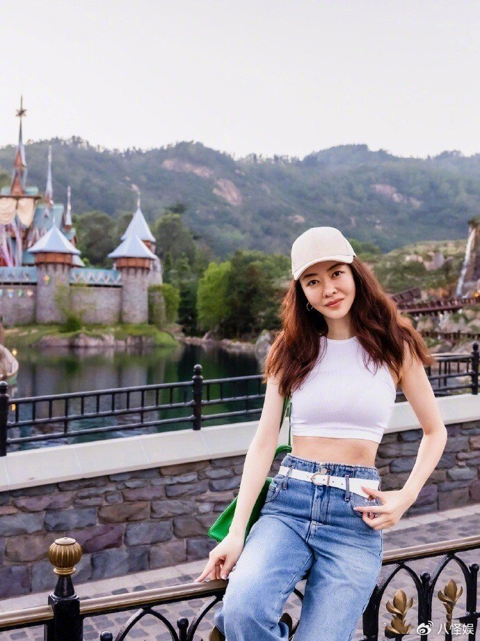 熊黛林全家出游意外曝光真实身材俩女儿颜值差异大不像双胞胎