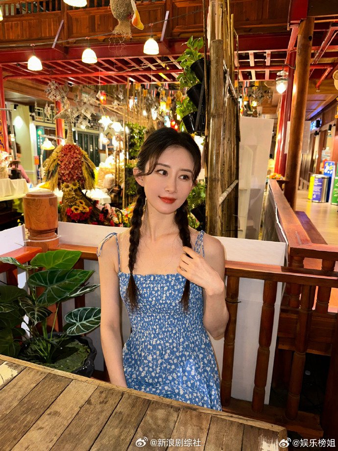 姐姐的状态真的很好,果然旅游让人快乐~ 67舒畅宣传国风小能手!