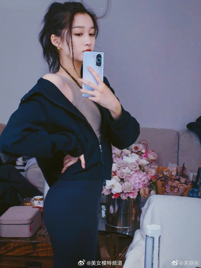 关晓彤分享春日运动风写真穿紧身背心阔腿裤秀蛮腰