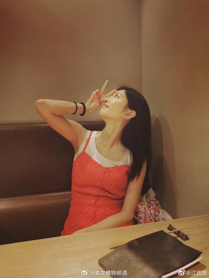 江疏影穿红色吊带裙很清新 做同色系美甲甜美似少女