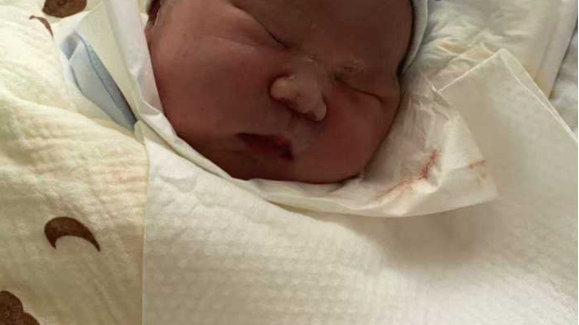 娃睡醒后，若有这3个表现，也是典型的“聪明相”