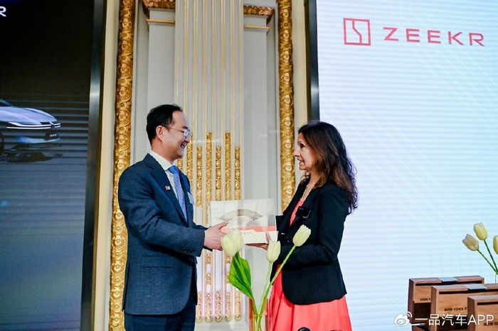 据《一品汽车》了解,极氪开盘价为每股26美元,开始交易后股价便始终