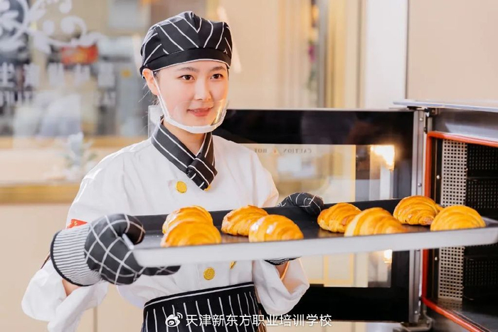 从一个烘焙小白慢慢成长起来,从面包,饼干到蛋糕裱花,从咖啡到茶饮