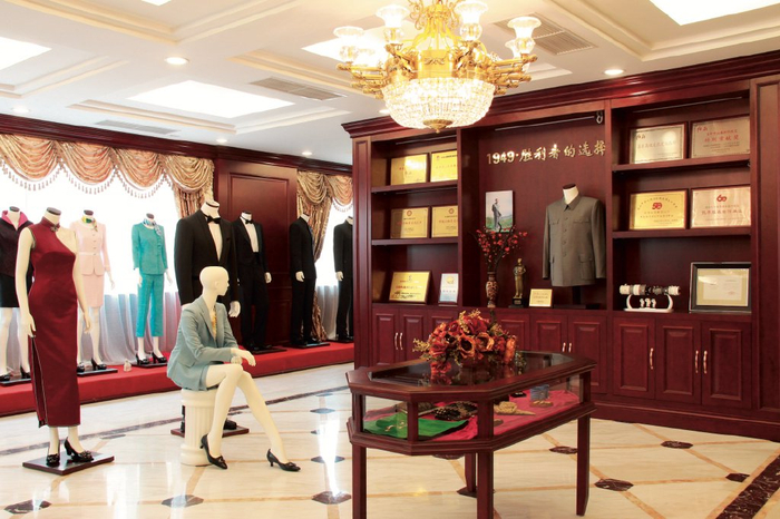 自此,红都在中国服装发展史上占据了举足轻重的特殊地位.红都门店.