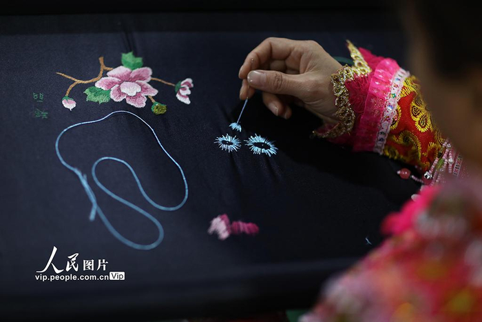 贵州绥阳:非遗苗绣绣出好生活