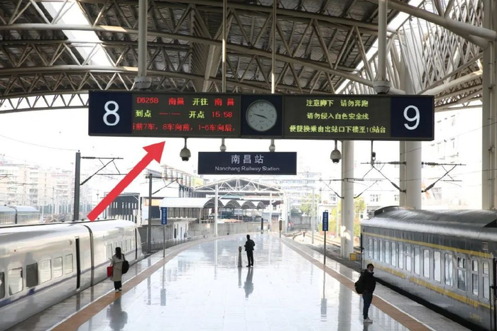 站台显示屏会滚动提示车厢位置到达站台后先确认车厢位置再上车有时一