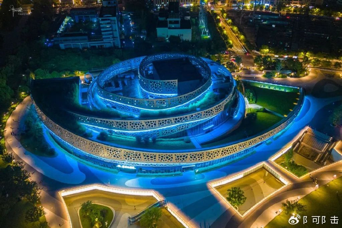 杭州运河大剧院的夜景灯光令人惊艳,造型像船,更像眼睛|运河_新浪新闻