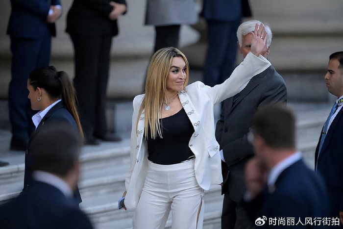 阿根廷新总统就职典礼42岁女友穿低胸裙好火辣美女副总统惊艳