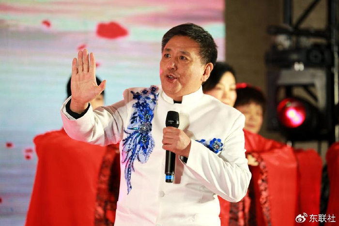 刘欣荣,李敢表演的诗乐舞《登泰山》令观众耳目一新,许凯,郑文演唱的