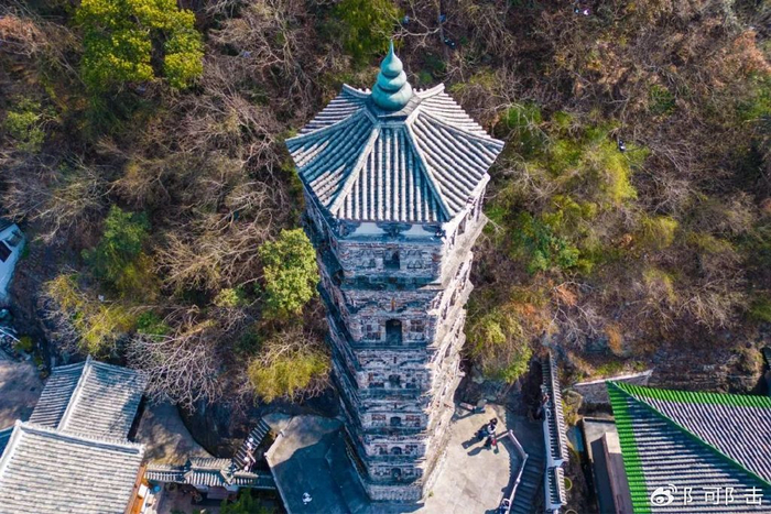 双梅掩映的千佛塔古朴秀美作为国家级文物在临海实在有些低调