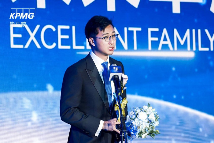 杨俊建获未来卓越家族企业家殊荣,引领伯恩光学智造转型|数字化转型|工业互联网|CPI|深圳市|广东省_新浪新闻
