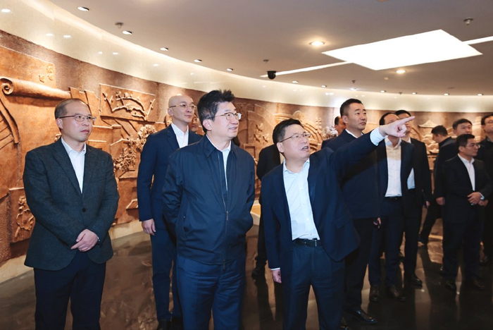 会后,吕家进一行来到西南财经大学柳林校区,双方进行交流座谈并签署