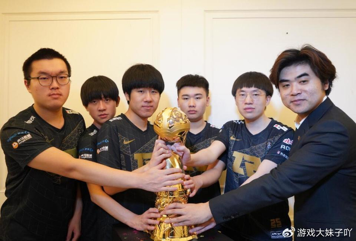 rng收官之战惨败朱开赛后马上发布小视频真想当网红教练