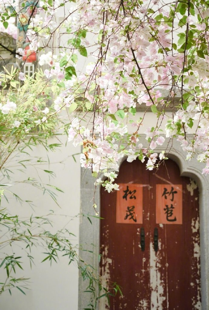 小阁两层山四面百花香里度春分