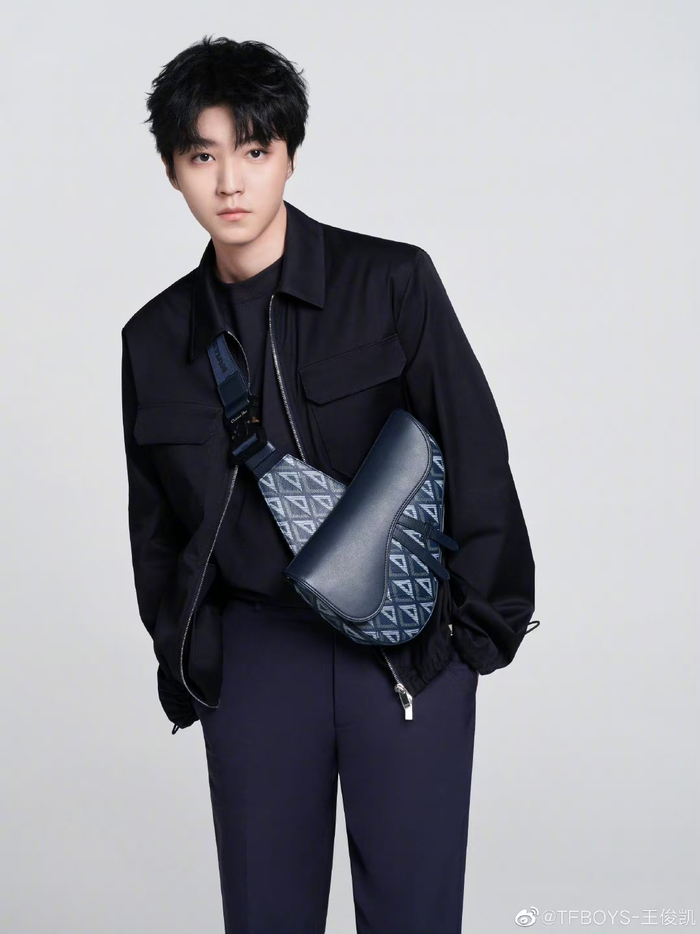 王俊凯滑雪服真的很帅啊运动少年一整个爱住了