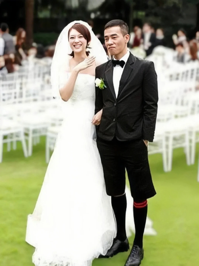 真夫妻发的糖就是甜啊,这么多年过去了,感觉陈小春和应采儿一直都很