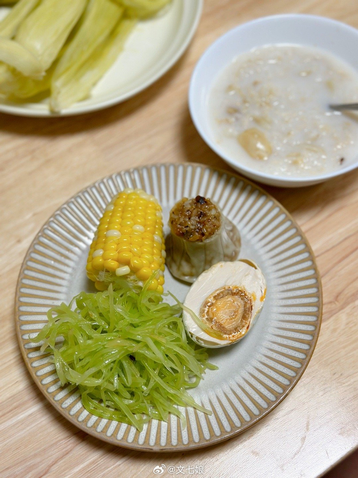 早饭03 水果玉米/烧麦/凉拌青笋/ 鸡蛋/咸鸭蛋/牛奶燕麦粥