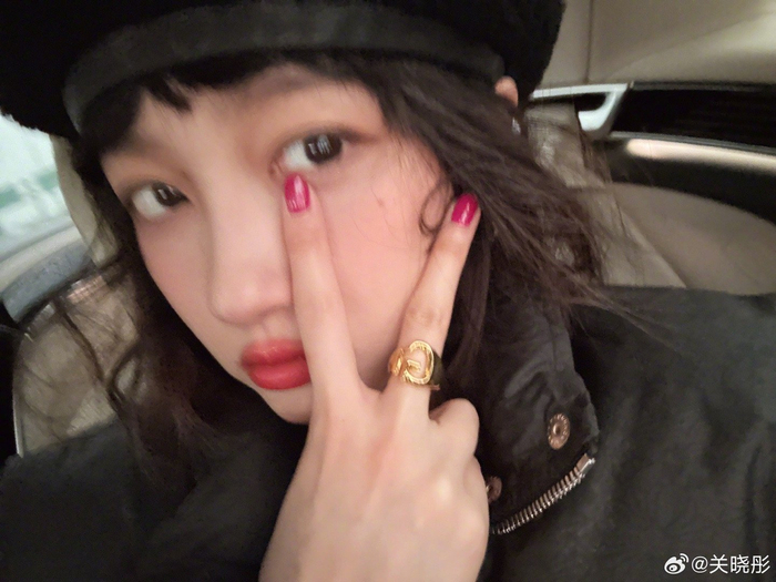 关晓彤卷发贝雷帽造型超可爱的娃娃啊