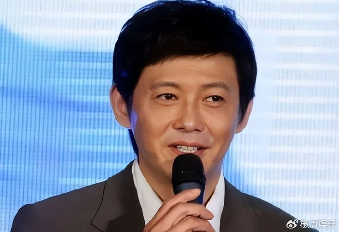 央视程前复出,与倪萍同框:曾与董卿同居6年,51岁娶小20岁娇妻
