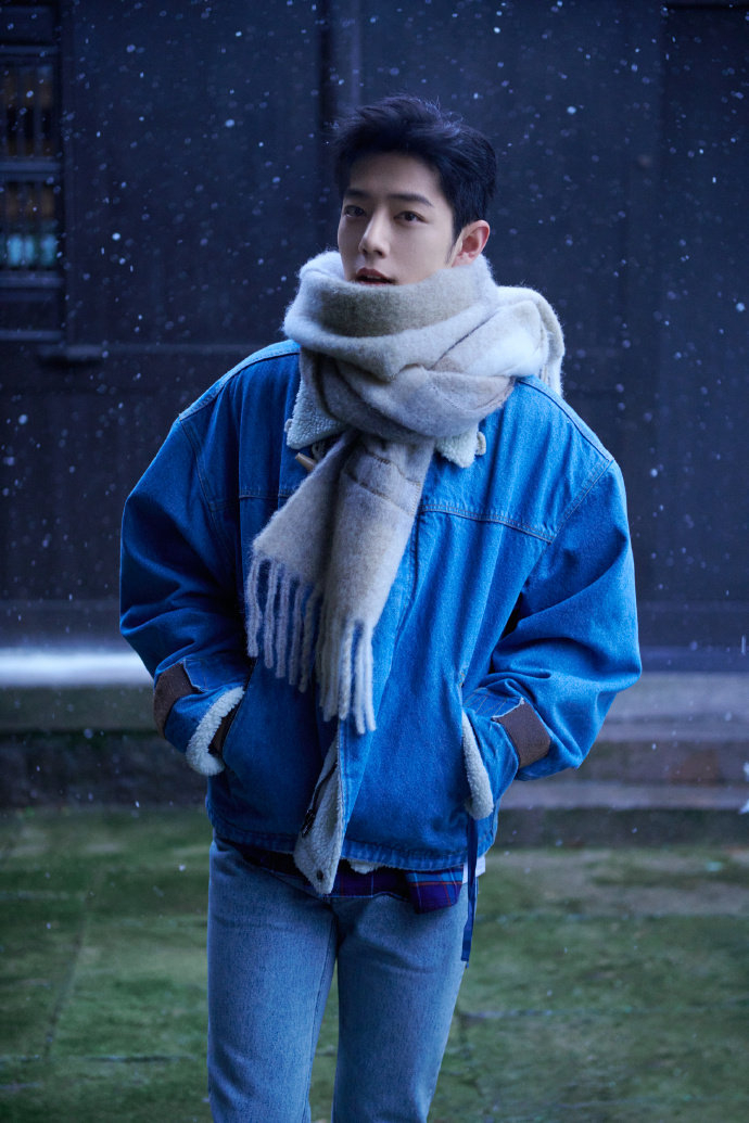 肖战牛仔外套氛围感随拍有,雪景下的帅哥格外迷人