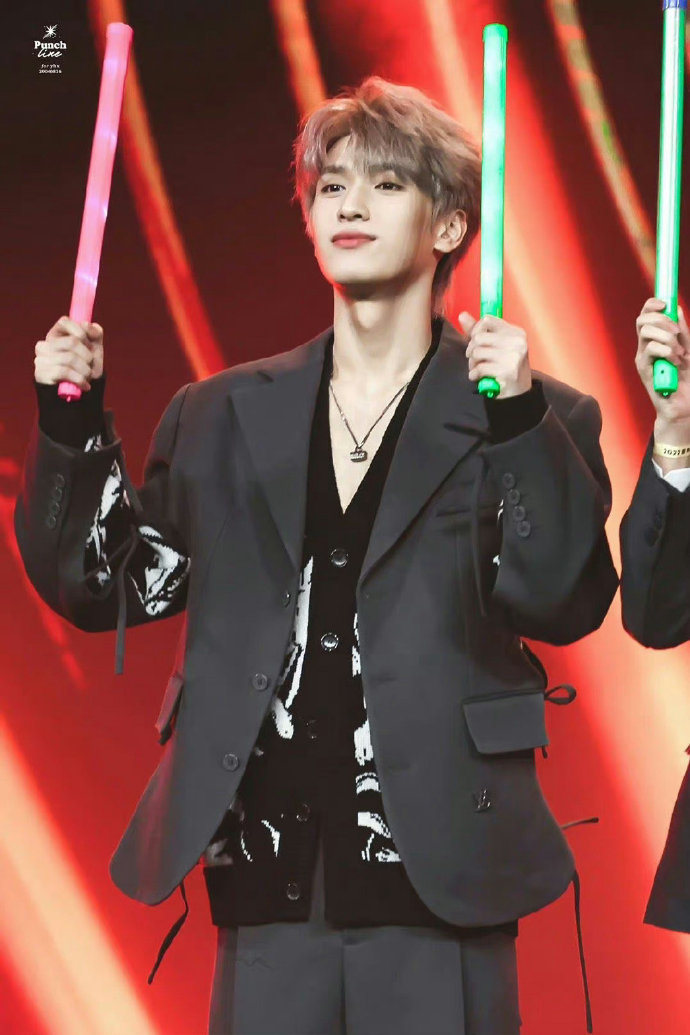 严浩翔重现红毯造型西装帅我一脸好吧