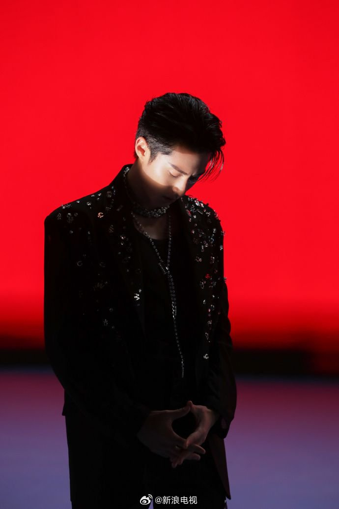 红蓝光影九宫格大片曝光身穿黑色亮片外套酷炫帅气