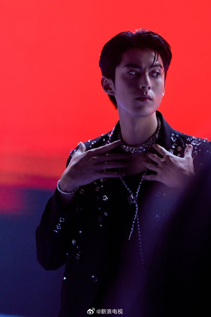 红蓝光影九宫格大片曝光身穿黑色亮片外套酷炫帅气