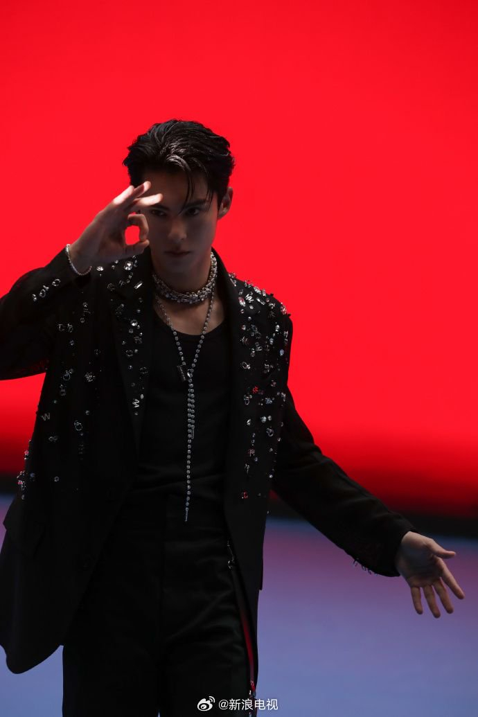 红蓝光影九宫格大片曝光身穿黑色亮片外套酷炫帅气