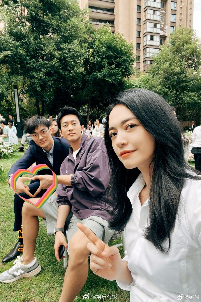 姚晨晒与侯雯元闫楠合照