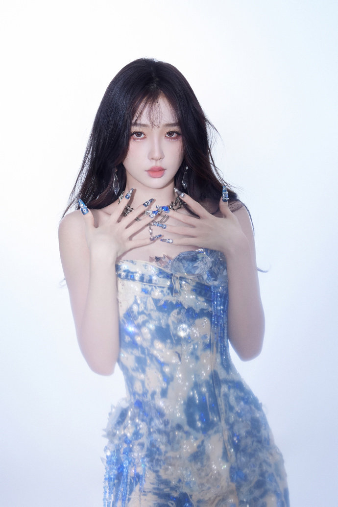 虞书欣蓝玫瑰即时感牛仔碎钻抹胸裙这套好好看啊