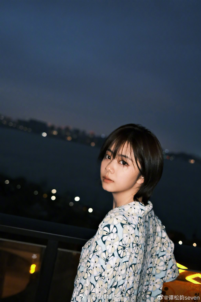 谭松韵碎花衬衣随拍对镜笑甜度超标