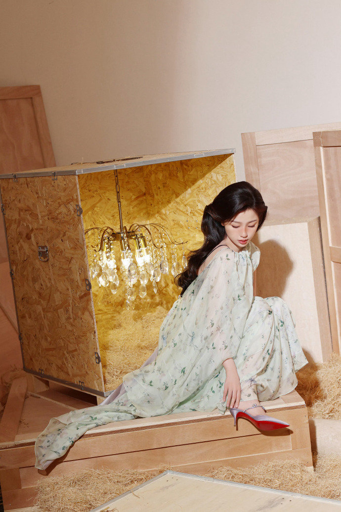 谁还没看过虞书欣elle油画少女大片拍摄花絮!