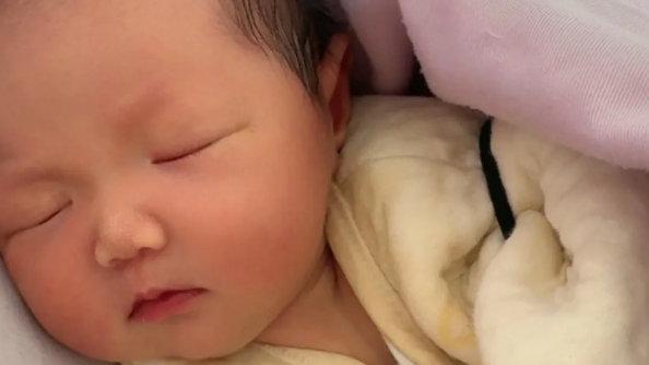 “二月抬头，三月翻身”坑了多少宝宝？娃的成长没那么简单