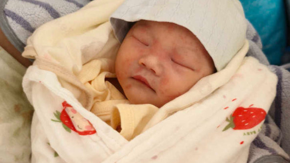 婴儿满月有3忌，任何一个都有危害，爸妈要留心眼