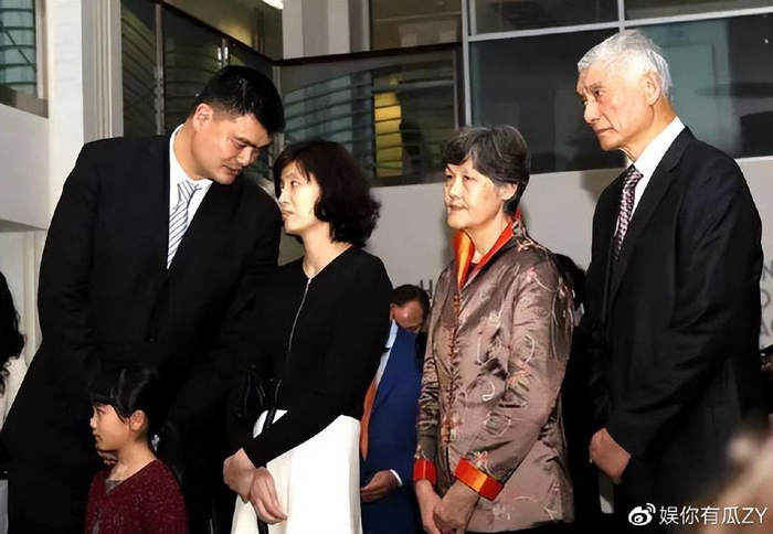 姚明爸妈罕见亮相CBA现场观赛!二老白发苍苍,衰老痕迹很明显了
